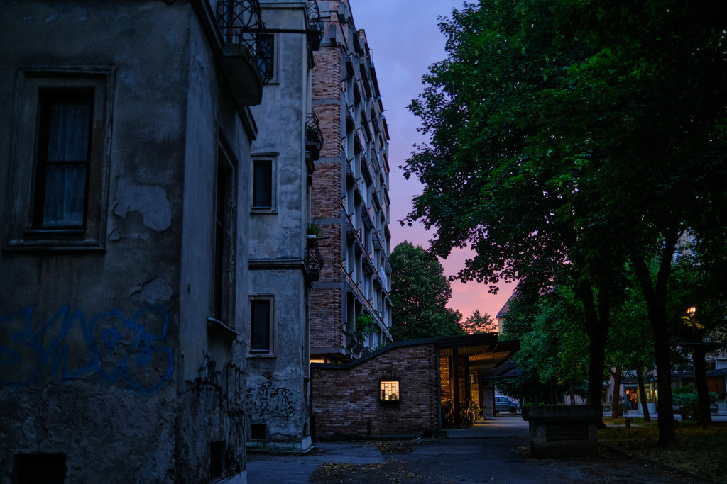 Wohnviertel am Abend | Ljubljana, Slowenien - June 22, 2025: Wohnviertel am Abend mit Abendrot. - Realisiert mit Pictrs.com