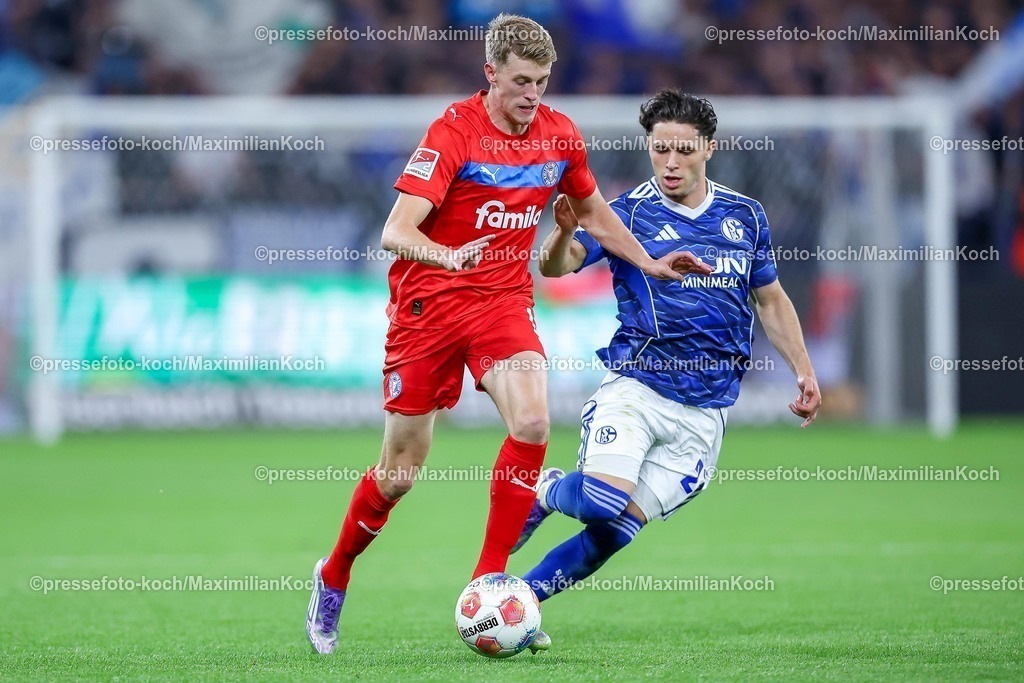 S0413092501051 | 13.09.2025, Fußball, FC Schalke 04 - Holstein Kiel, 5.Spieltag, 2. Fußball Bundesliga, Veltins-Arena Gelsenkirchen, Saison 2025 2026: Alexander Bernhardsson (Holstein Kiel #11) im Zweikampf gegen  Soufiane El-Faouzi (Schalke04 #23) DFB regulations prohibit any use of photographs as image sequences and or quasi-video.