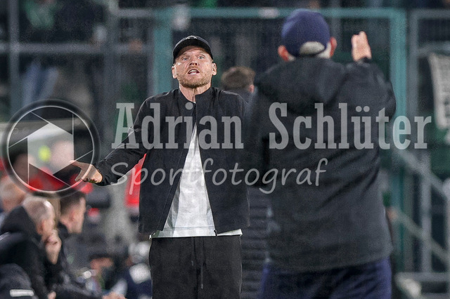 19.04.2026, GER, Fussball, Herren, 1. BL, Saison 2025/2026, Borussia Mönchengladbach - 1. FSV Mainz 05 | Trainer Eugen Polanski (Borussia Mönchengladbach) und Trainer Urs Fischer (Mainz) diskutieren miteinander 