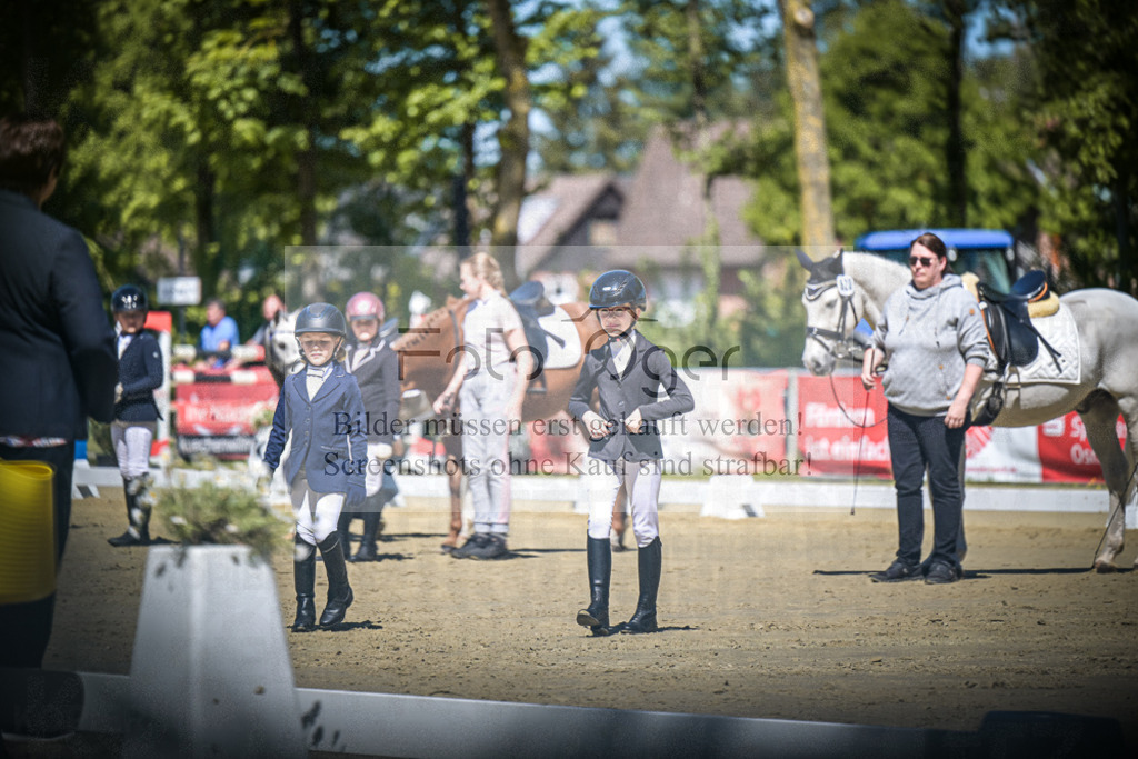 DOS_8628 | Entdecke hochwertige Reitturnierfotos von Foto Oger. Professionell, emotional und authentisch – jetzt Lieblingsmomente im Shop bestellen.Deutschlandweite Turnierfotografie. - Realisiert mit Pictrs.com