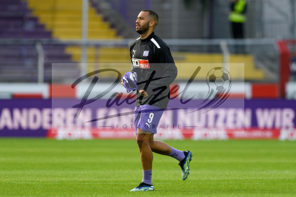 OSNVKO2021090620210906_160 | Fussball, Herren: Andrew Wooten (VfL Osnabrueck) schaut beim Spiel der 3. Liga zwischen VfL Osnabrueck und FC Viktoria Koeln im Stadion an der Bremer Bruecke am 06.09.2021 in Osnabrueck, Deutschland.DFB / DFL REGULATIONS PROHIBIT ANY USE OF PHOTOGRAPHS AS IMAGE SEQUENCES AND/OR QUASI-VIDEO. - Realisiert mit Pictrs.com