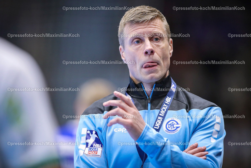 Gum1HBL19022401034 | 19.02.2024, Gummersbach, Handball, Liqui Moly Bundesliga, Schwalbe-Arena, VfL Gummersbach - SC DHfK Leipzig: Headcoach Trainer Gudjon Valur Sigurdsson (VfL Gummersbach) steht wild gestikulierend an der Seitenlinie und streckt die Zunge aus dem Mund