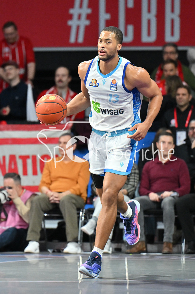 FC Bayern München - Skyliners Frankfurt | MUNICH, GERMANY - 17. FEBRUARY: am Ball Jaedon LEDEE (Skyliners Frankfurt 13) / Einzelfoto / Freisteller während dem Spiel zwischen dem FC Bayern München und den Skyliners Frankfurt am 21. Spieltag der easyCredit BBL im BMW Park
