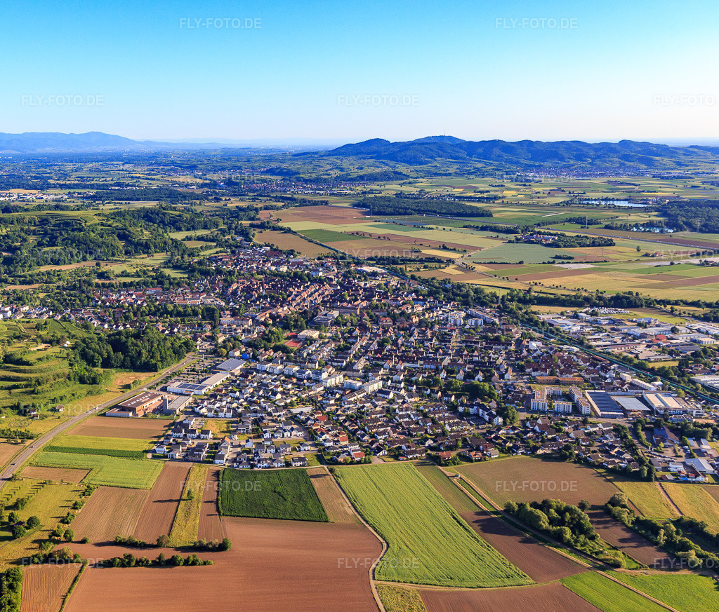 Luftbild: Stadtansicht von Norden im Ortsteil Wonnental in Kenzingen im Bundesland Baden-Württemberg in Deutschland. Foto: IMG_147767.jpg vom 30.05.2025 durch Werner Riehm/FLY-FOTO.de