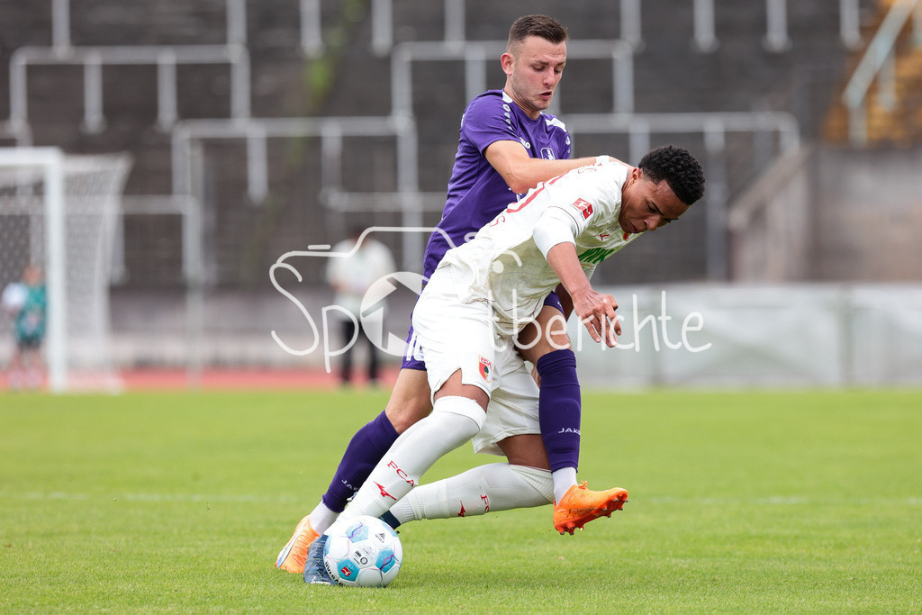 FC Augsburg - TSV Schwaben Augsburg | im Duell Noahkai BANKS (FCA #40) und Lukas RAMSER (TSV #10) / Zweikampf