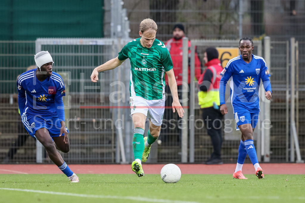 Fussball, Regionalliga Nord, SV Werder Bremen II - BSV Kickers Emden | v.li.: Andre Ndiaye (Kickers Emden, 19) und Jannic Ehlers (SV Werder Bremen II, 9) im Zweikampf, Duell, Dynamik, Aktion, Action, Spielszene