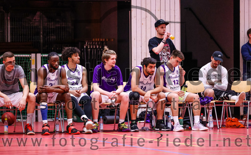 2022-05-29_017_SpVgg_Altenerding_gegen_Muenchen_Basket_2 | Erding, Deutschland, 29.05.2022:
Basketball, Bezirksliga 2021 / 2022, Herren Turnier der 2. der Aufstiegsrunden, SpVgg Altenerding gegen München Basket 2, Endergebnis: 

+a23+, Justin Ledbetter (SpVgg Altenerding, #24), Leonhard Luna Stein (SpVgg Altenerding, #30), Sebastian Weber (SpVgg Altenerding, #12)

Foto: Christian Riedel / fotografie-riedel.net