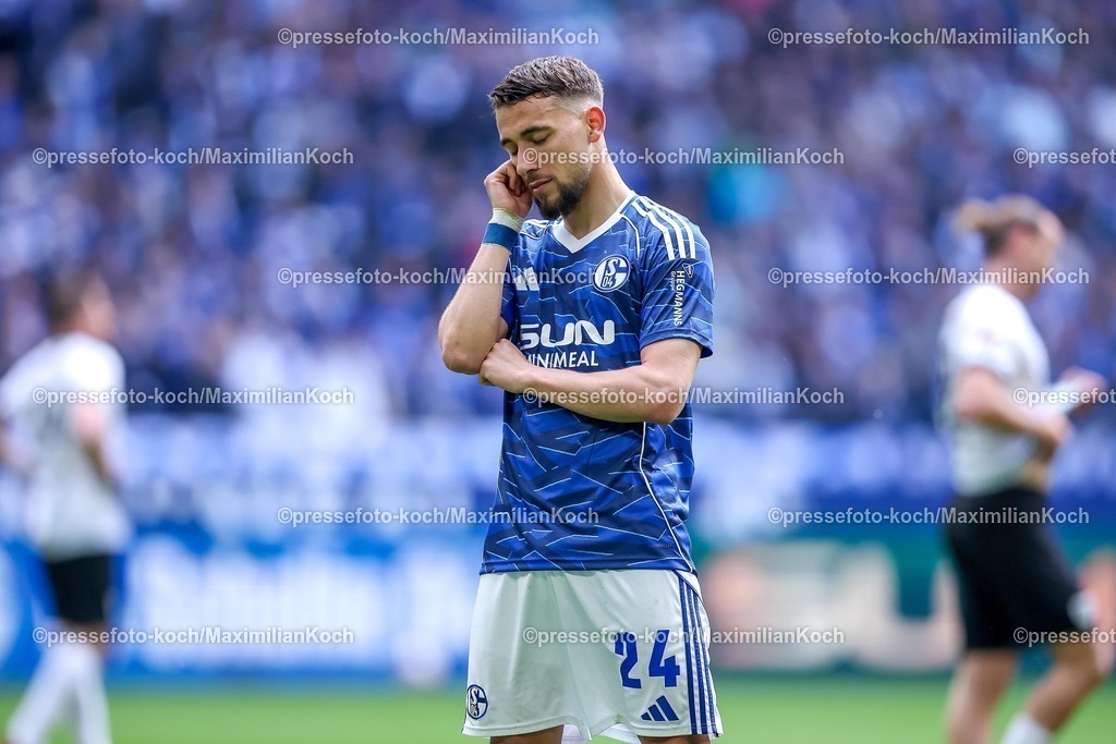 S0419042601034 | 19.04.2026, Fußball, FC Schalke 04 - SC Preußen Münster, 30. Spieltag, 2. Fußball Bundesliga, Veltins-Arena Gelsenkirchen, Saison 2025 2026: Torjubel nach dem Tor zum 3:0 durch Torschütze Adil Aouchiche&nbsp;(Schalke04 #24)    DFB regulations prohibit any use of photographs as image sequences and or quasi-video.