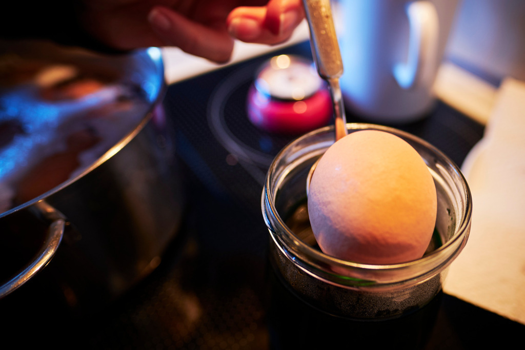 Vorbereitung für die Ostereierfärbung | Wien, Austria - April 10, 2020: Ostern 2020; Vorbereitung für die Ostereierfärbung mit grüner Farbe. - Realisiert mit Pictrs.com