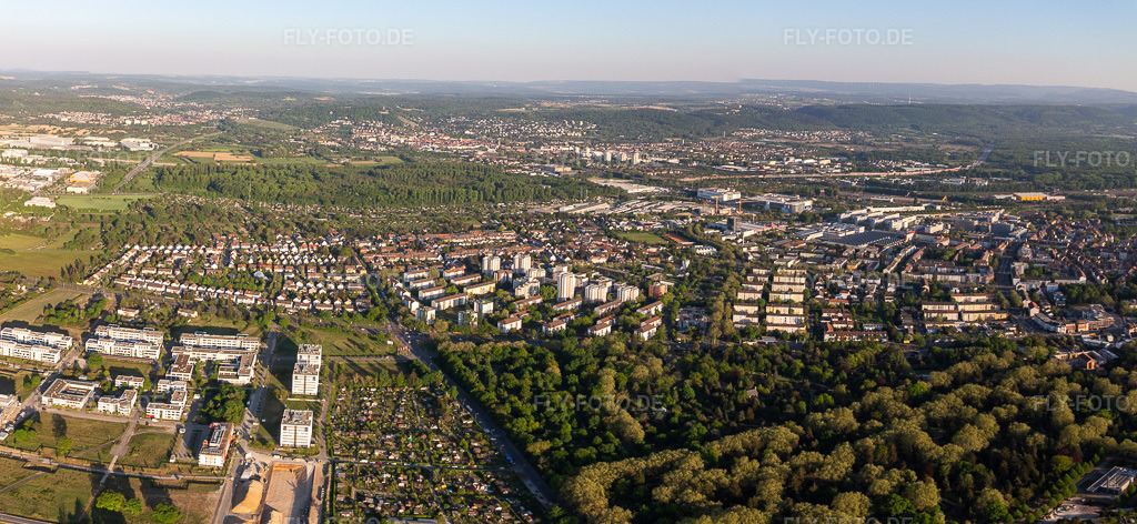 Luftbild: Innenstadtbereich im Ortsteil Oststadt in Karlsruhe im Bundesland Baden-Württemberg in Deutschland. Foto: IMG_120512-Pano.jpg vom 23.04.2020 durch Werner Riehm/FLY-FOTO.deAuflösung des Originals: 5848 x 2695 px