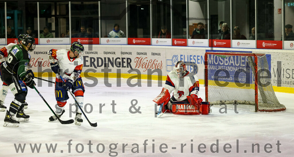 2023-02-19_084_TSV_Erding_gegen_VfE_Ulm-Neu-Ulm | Erding, Deutschland, 19.02.2023:
Eishockey, Bayernliga Meisterrunde Gruppe B 2022 / 2023, 5. Spieltag, TSV Erding gegen VfE Ulm/Neu-Ulm, Endergebnis: 

Daniel Krzizok (Erding Gladiators, #18), Benedikt Stempfel (VfE Ulm/Neu-Ulm e. V., #29), Torwart David Heckenberger (VfE Ulm/Neu-Ulm e. V., #3)

Foto: Christian Riedel / fotografie-riedel.net