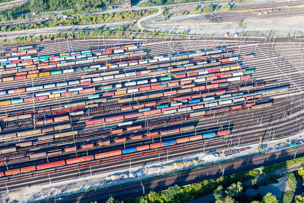 Luftbild: Schienen- und Gleisstrecken auf den Abstellgleisen und Rangierstrecken des Rangierbahnhofes und Güterbahnhofes Maschen der Deutschen Bahn im Ortsteil Maschen in Seevetal im Bundesland Niedersachsen in Deutschland. Foto: IMG_110294.jpg vom 18.08.2018 durch Werner Riehm/FLY-FOTO.de