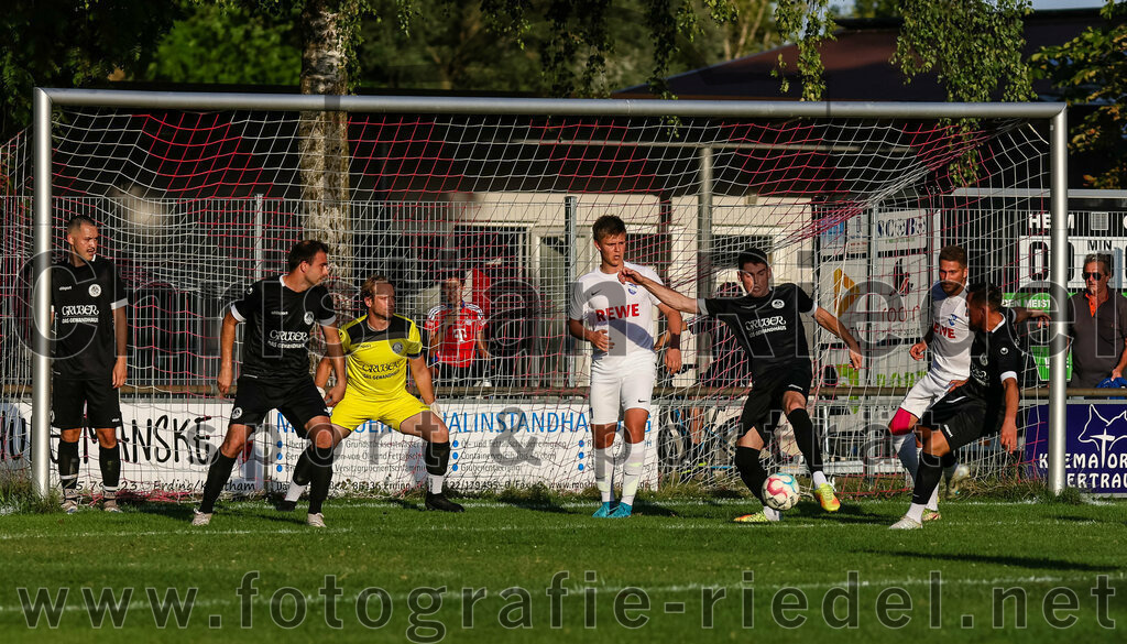 2023-07-18_107_FC_Herzogstadt_gegen_FC_Eitting | Erding, Deutschland, 18.07.2023:
Fußball, TOTO Pokal 2023 / 2024, 1. Spieltag, FC Herzogstadt gegen FC Eitting, Endergebnis: 2:4 n.E.

Torwart Florian Leininger (FC Herzogstadt, #22), Lukas Treffler (FC Eitting, #11), Martin Golemic (FC Herzogstadt, #2), Christoph Härtl (FC Eitting, #23), Attila Lanzendorfen (FC Herzogstadt, #17)

Foto: Christian Riedel / fotografie-riedel.net