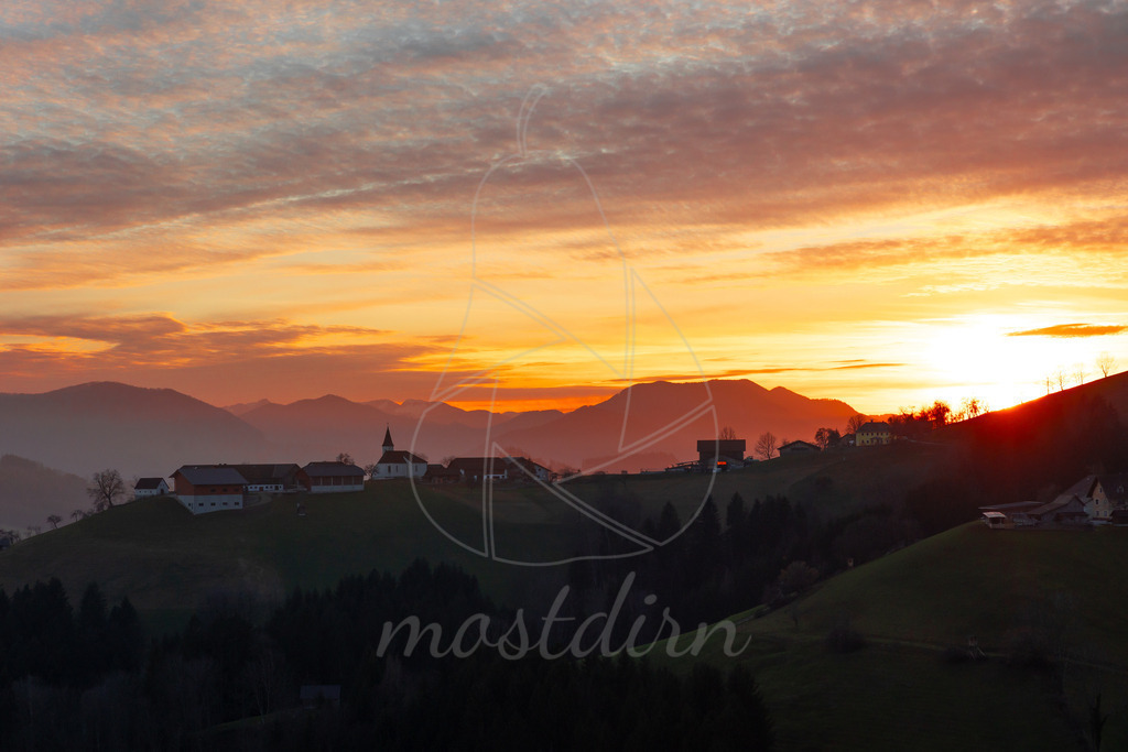 Winterloser Sonnenungergang Mostviertel | Winterloser Sonnenuntergang im Mostviertel 2024

Februar 2024, warme Temperaturen und vielerorts kein Schnee. Minusgrade, Rauhreif und Schnee sind mir weit lieber als das Wetter aktuell. Für mich momentan eine völlig uninteressante Zeit sowie absolut keine Motivation, Fotos zu machen.  Außer wenn es Abend ist und der Himmel sich rot färbt. Aufgenommen letzte Woche in meiner Heimat.

Bild ist ab jetzt in vielen Variationen in meinem Wandbilder Onlineshop erhältlich. - Realisiert mit Pictrs.com