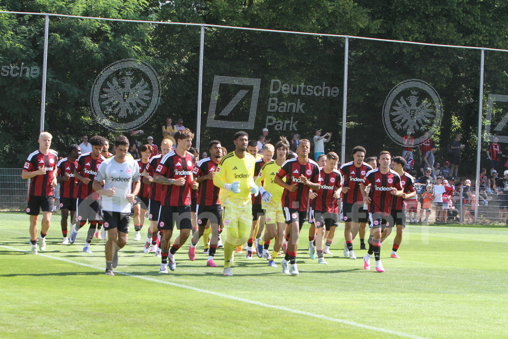 Eintracht Frankfurt * Trainingsstart * Aufgalopp | Eintracht Frankfurt * Mannschaft * Trainingsstart * Aufgalopp - Realisiert mit Pictrs.com