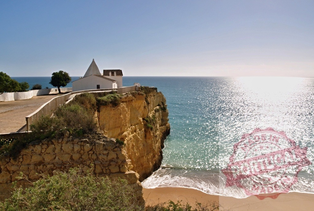 Nossa Senhora da Rocha chapel on cliff overlooking ocean | Chapel of Nossa Senhora da Rocha on a golden cliff above the sparkling blue Atlantic Ocean and beach - Realisiert mit Pictrs.com