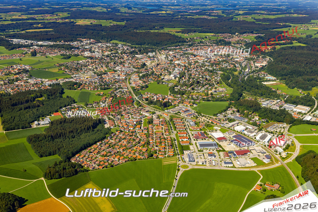Aktuelles Luftbild von  Traunstein - Die Luftaufnahme wurde 2022 mittels UL-Flugzeug erstellt ( keine Drohne ) - hochauflösende Kamera-Systeme von  Canon -Beste Qualität - Für grossformatige Ausdrucke geeignet. Die Geschenkidee !