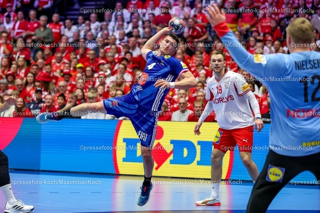EHF22012603113 | 22.01.2026, Handball, Men's EHF EURO 2026, Frankreich - Dänemark, Jyske Bank Boxen in Herning, Dänemark, Main Round:  Aymeric Minne (France #04) wirft auf das Tor von  Emil Nielsen (Denmark #12) 