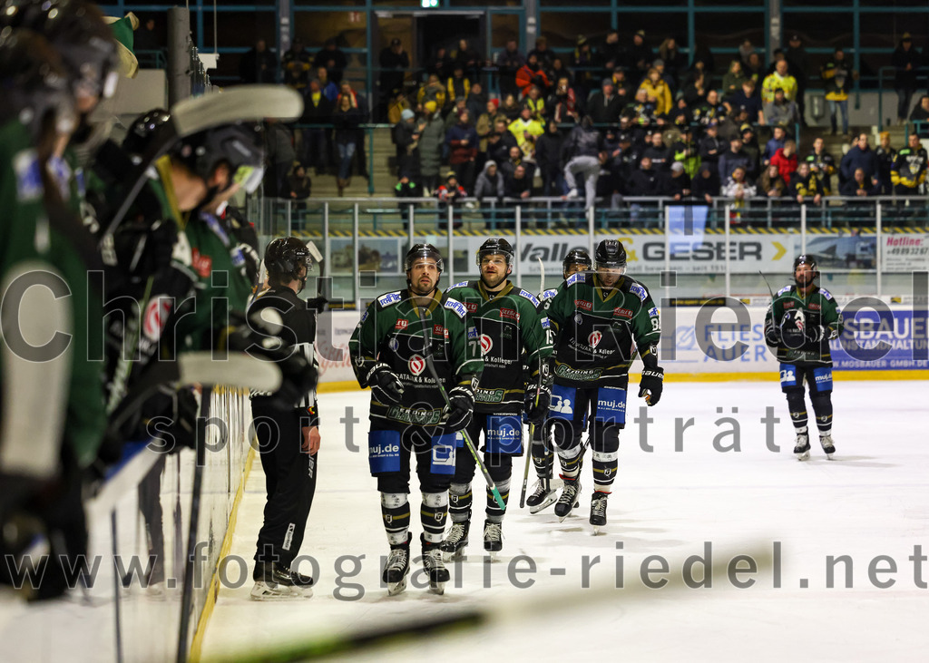 2023-02-10_053_TSV_Erding_gegen_ERSC_Amberg | Erding, Deutschland, 10.02.2023:
Eishockey, Bayernliga Meisterrunde Gruppe B 2022 / 2023, 3. Spieltag, TSV Erding gegen ERSC Amberg, Endergebnis: 6:3

Philipp Michl (Erding Gladiators, #77), Elias Maier (Erding Gladiators, #15)

Foto: Christian Riedel / fotografie-riedel.net