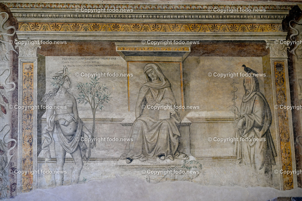 Italien_ Toskana_ San Gimignano_ 31.05.2024-55 | 31.05.2024, Italien, ITA, Toskana, San Gimignano im Bild Stadtansichten Gebäude, Architektur, Touristen, Historisch, Souvenir, Ansichten der berühmten Stadt San Gimignano in der Toskana-Italien - View of the famous town San Gimignano in Tuscany-ItalySan Gimignano ist eine italienische Kleinstadt in der Toskana mit einem mittelalterlichen Stadtkern. San Gimignano wird auch die Stadt der Türme genannt. Die Stadt liegt in der Provinz Siena. Sie gehört neben Florenz, Siena und Pisa zu den von Touristen meist besuchten Zielen in der Toskana.