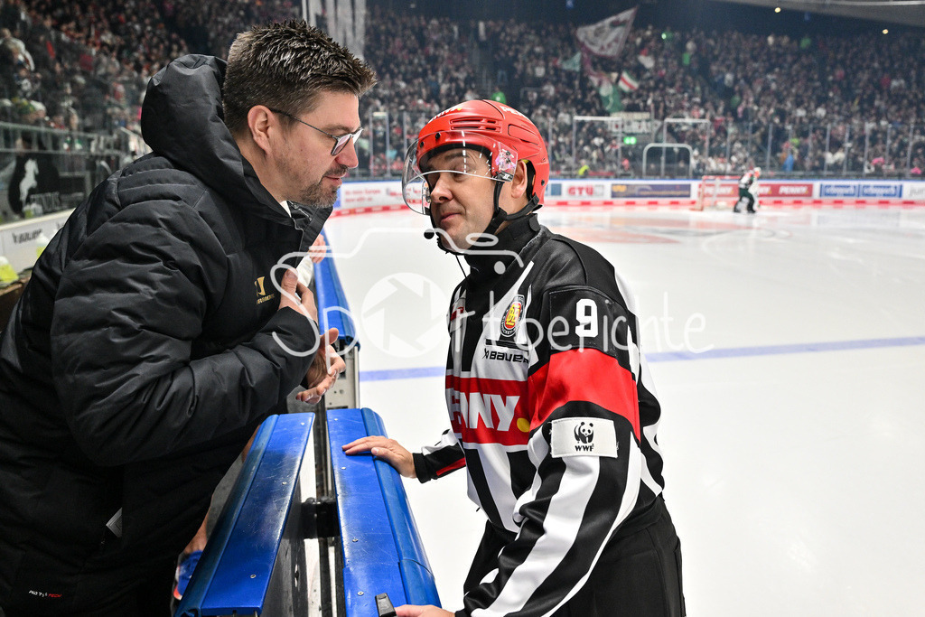 Augsburger Panther - Nürnberg Ice Tigers | im gespreach Jochen HECHT CO-Trainer Nürnberg Ice Tigers und Hauptschiedsrichter Martin FRANO / DEL: Augsburger Panther - Nuernberg Ice Tigers, Curt Frenzel Stadion am 03.01.2025