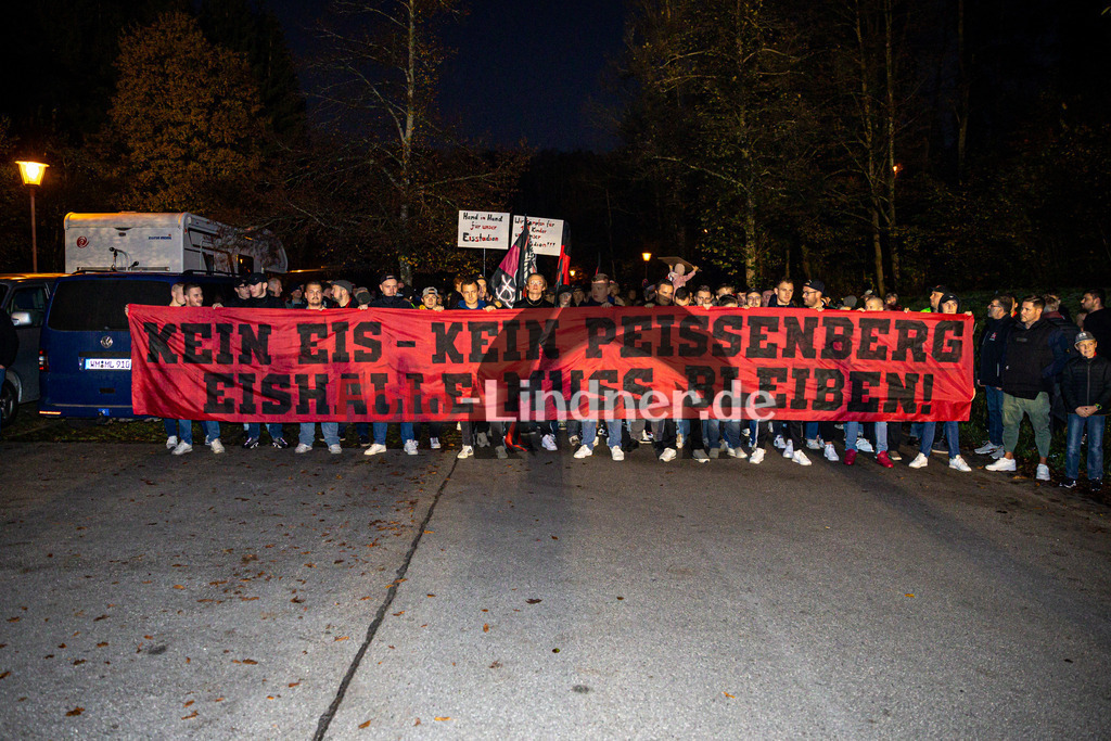 Demo für den Erhalt der Eishalle Peißenberg | Demo für den Erhalt der Eishalle Peißenberg, Demo für den Erhalt der Eishalle Peißenberg, 20241030,,2024-10-30 in Peißenberg (Moosleitenparkplatz)Copyright: WolfgangxLindner