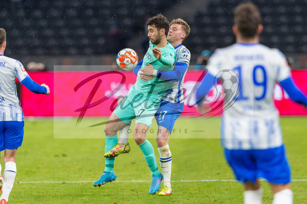HERBOC20220204_031 | Fussball, Herren: Maximilian Mittelstaedt (Hertha BSC) und Gerrit Holtmann (VfL Bochum) im Zweikampf bei dem Spiel der 1. Bundesliga zwischen Hertha BSC und VfL Bochum im Olypiastadion am 04.02.2022 in Berlin, Deutschland.DFB / DFL REGULATIONS PROHIBIT ANY USE OF PHOTOGRAPHS AS IMAGE SEQUENCES AND/OR QUASI-VIDEO. - Realisiert mit Pictrs.com