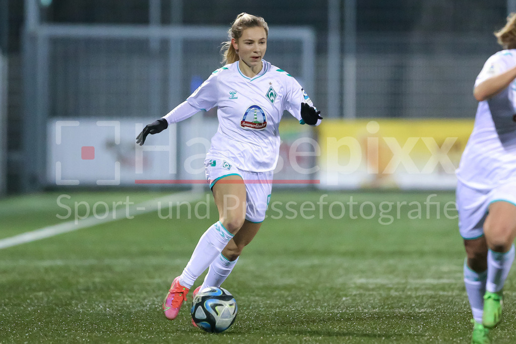 Fussball, Testspiel Frauen, FSV Gütersloh 2009 - SV Werder Bremen | v.li.: Michelle Weiß (SV Werder Bremen, 8) am Ball, Einzelbild, Ganzkörper, Aktion, Action, Spielszene