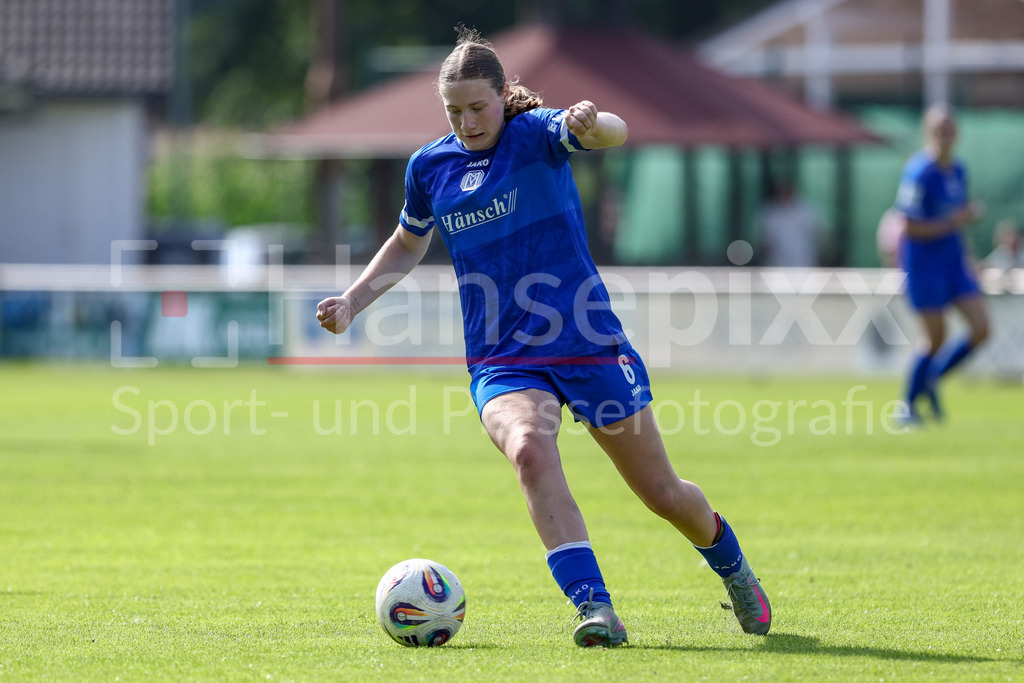 Fussball, Testspiel Frauen, SV Meppen - DSC Arminia Bielefeld | Laura Bröring (SV Meppen, 6) am Ball, Einzelbild, Ganzkörper, Aktion, Action, Spielszene