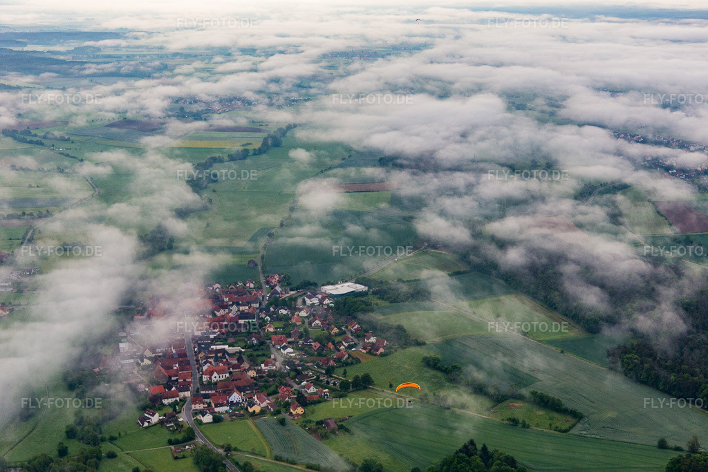 Luftbild: Ortschaft unter Wolken im Ortsteil Ampferbach in Burgebrach im Bundesland Bayern in Deutschland. Foto: IMG_099762.jpg vom 25.05.2017 durch Werner Riehm/FLY-FOTO.de