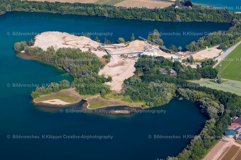 Luftbild Kerken-Stenden-4905 | LuftbildfotografieSee- Ufer und Abraum- Flächen des Baggersee und Kies- Tagebau der "Holcim Kies und Splitt GmbH"an der Straße Backesweg in Kerken im Bundesland Nordrhein-Westfalen, Deutschland - Realisiert mit Pictrs.com