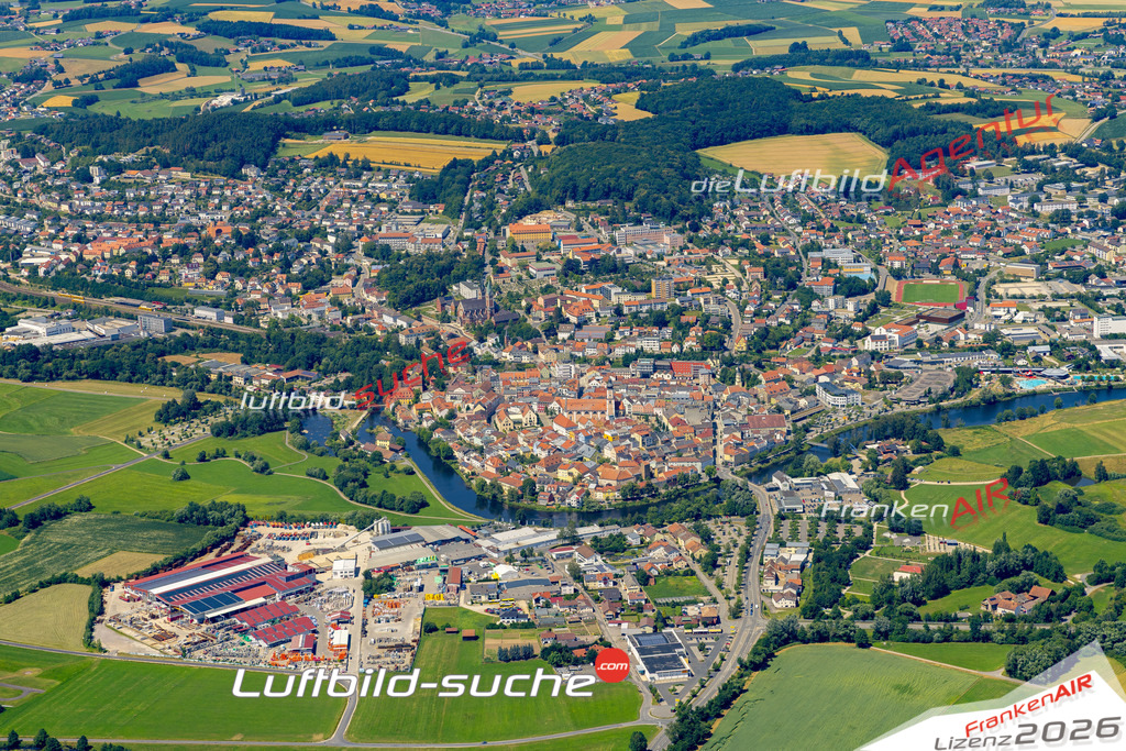 Das Luftbild der Stadt Cham wurde 2022 vom Flugzeug heraus erstellt (keine Drohnen-Aufnahmen) Aufnahmehöhe ca.450 Meter- hohe Bildauflösung und Druck-Qualität. Garantiert!