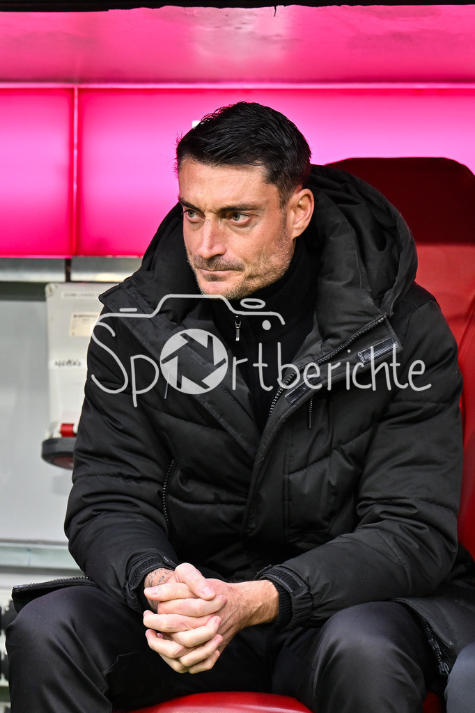 FC Bayern München - Eintracht Frankfurt | MUNICH, GERMANY - 21. FEBRUARY: im Bild Albert RIERA Trainer Eintracht Frankfurt / Einzelfoto / Freisteller während dem Bundesligamatch zwischen dem FC Bayern München und der SG Eintracht Frankfurt am 23. Spieltag in der Allianz Arena / DFL REGULATIONS PROHIBIT ANY USE OF PHOTOGRAPHS AS IMAGE SEQUENCES AND/OR QUASI-VIDEO