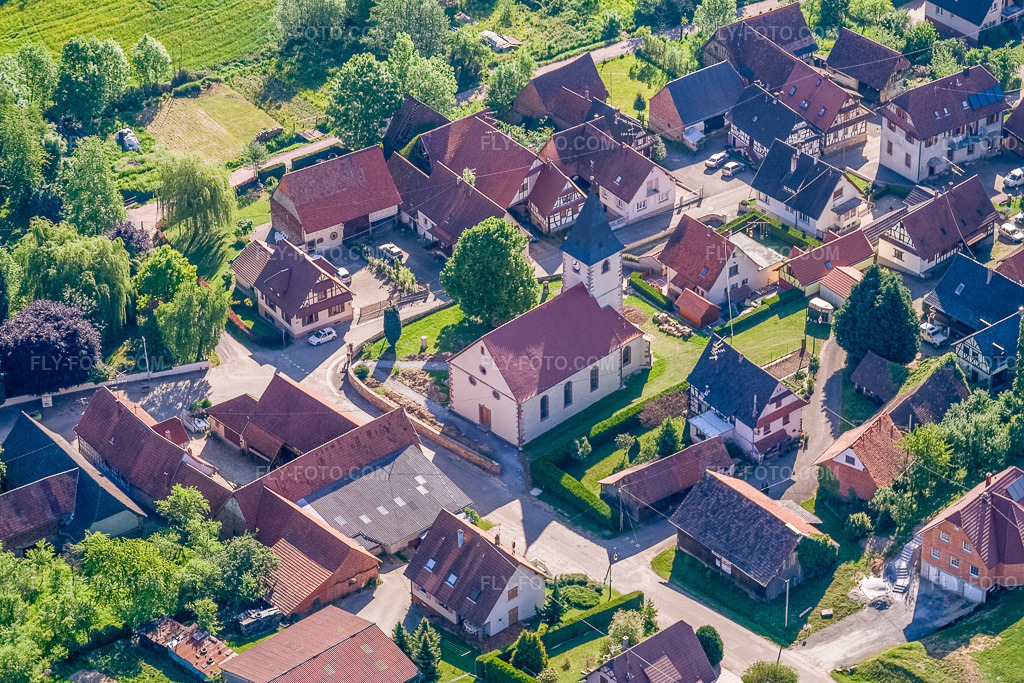 Aerial view: Reformed Church in Cleebourg in the state Bas-Rhin, France. – Photo: IMG_10798.jpg taken on 05/12/2008 by Werner Riehm/FLY-FOTO.com – Resolution of the original: 3456 x 2304 px