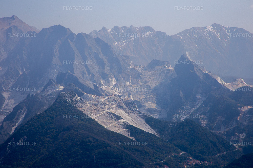 Luftbild: Ortsansicht in Carrara im Bundesland Massa-Carrara in Italien. Foto: IMG_087163.jpg vom 04.04.2016 durch Werner Riehm/FLY-FOTO.de