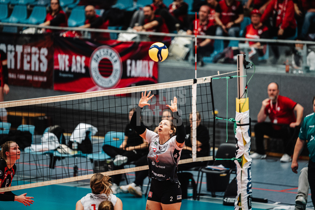 Volleyball | Frauen | Saison 2025/2026 | Volleyball Bundesliga | ETV Hamburger Volksbank Volleys vs. Dresdner SC | 15.11.2025 | Zuspiel von Larissa Winter (#2, Dresdner SC)