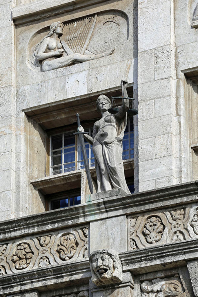 Bildlexikon Leipzig - Neues Rathaus - Oberbürgermeisterflügel - Skulptur: Die Gerechtigkeit von Johannes Hartmann | Das Team hinter BILDLEXIKON LEIPZIG bündelt historische wie aktuelle Informationen über die Stadt Leipzig in Text und Bild auf einer Plattform und stellt diese der interessierten Öffentlichkeit zur Verfügung.
