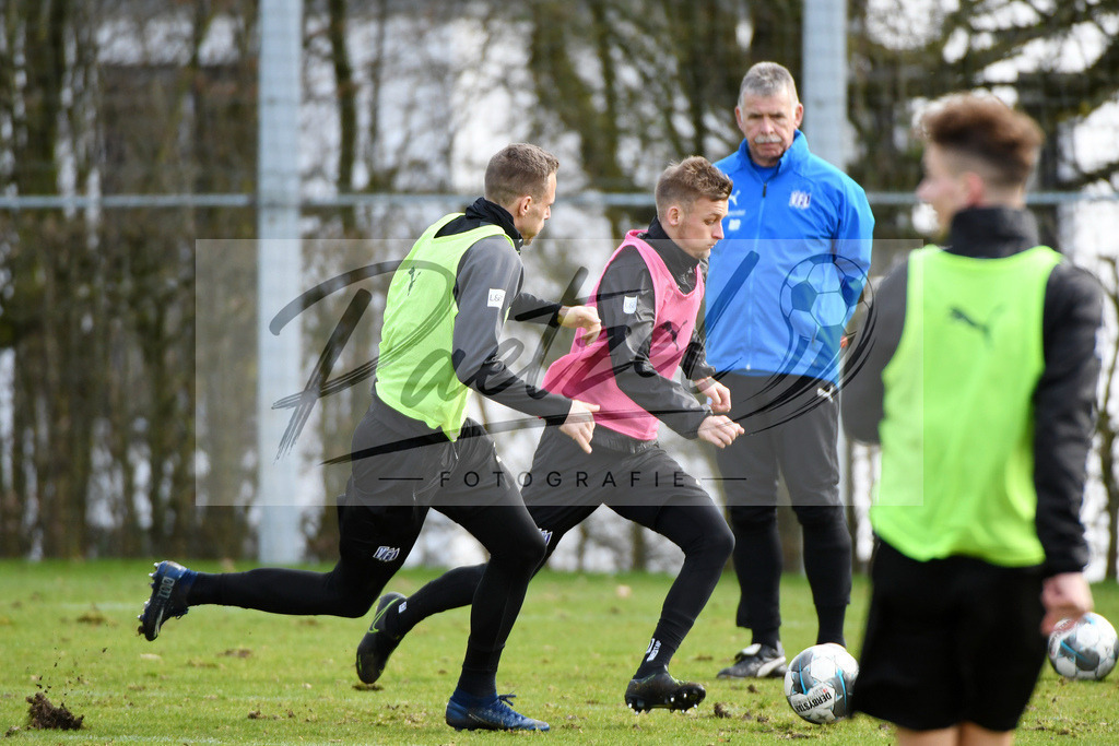 20200229_TRAOSN_0063 | Fussball, Herren: Maurice Trapp (VfL Osnabrueck) und Sebastian Klaas (VfL Osnabrueck) im Zweikampf waehrend der Trainingseinheit des VfL Osnabrueck im Sportpark Illoshoehe am 29.02.2020 in Osnabrueck, Deutschland. - Realisiert mit Pictrs.com