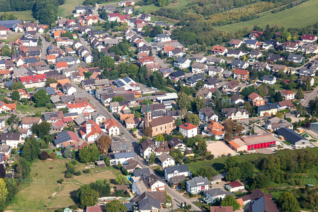 Luftbild: Dorfmitte mit Wallfahrtskirche Mariä Himmelfahrt im Ortsteil Nesselried in Appenweier im Bundesland Baden-Württemberg in Deutschland. Foto: IMG_008973.jpg vom 20.09.2020 durch Werner Riehm/FLY-FOTO.de