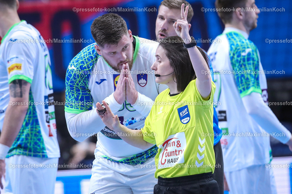 EHFEURO15012402033 | 15.01.2024, EHF EURO 2024, Männer Europameisterschaft Handball, Mercedes-Benz-Arena in Berlin, Norwegen - Slowenien: Matic Suholeznic (Slowenien) steht bittend gestikulierend neben der Schiedsrichterin die ihm Zwei Minuten Strafe gibt