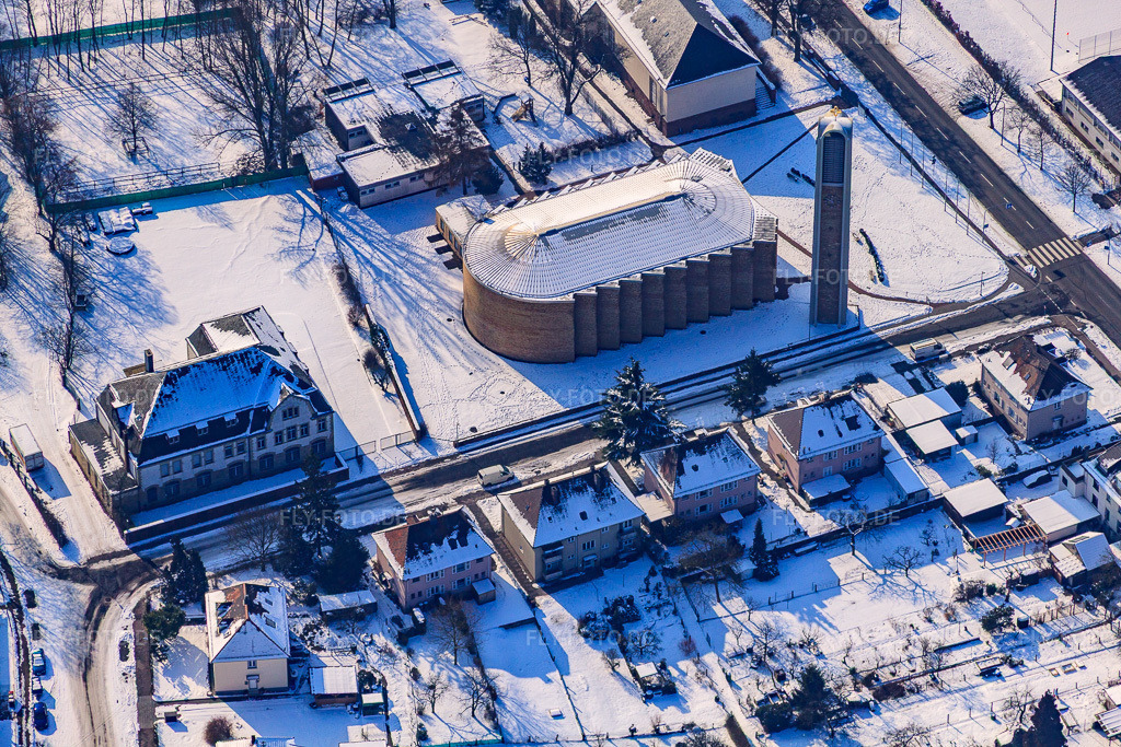 Luftbild: St. Konrad im Winter bei Schnee im Ortsteil Nordweststadt in Karlsruhe im Bundesland Baden-Württemberg in Deutschland. Foto: IMG_24136.jpg vom 16.02.2010 durch Werner Riehm/FLY-FOTO.de