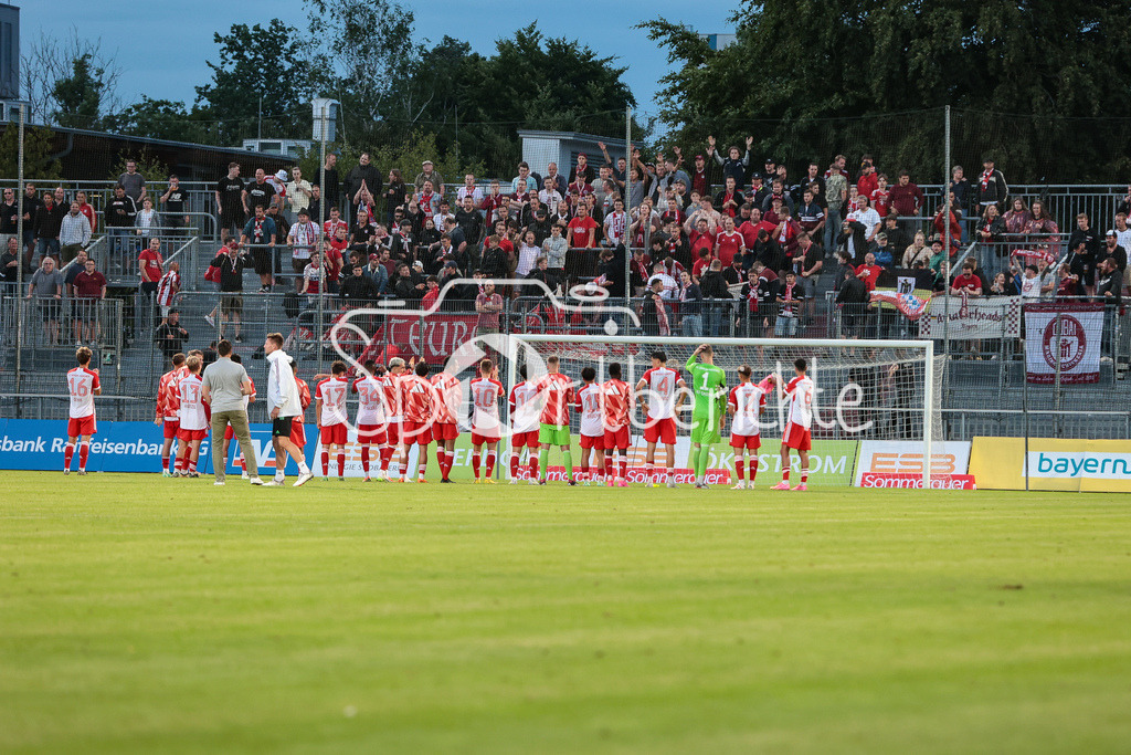 SV Wacker Burghausen - FC Bayern Amateure | Die Mannschaft der Bayern Amateure bedankt sich bei den Fans fuer die Unterstuetzung