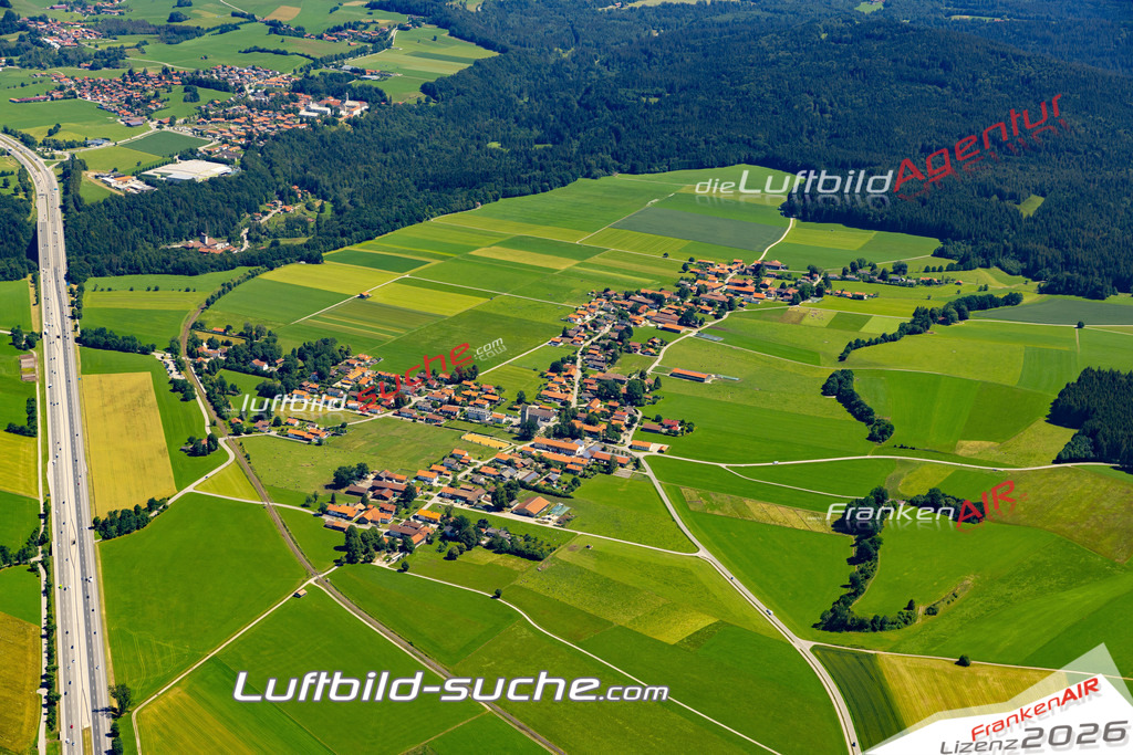 Aktuelles Luftbild von Unterdarching Valley - Die Luftaufnahme wurde 2022 mittels UL-Flugzeug erstellt ( keine Drohne ) - hochauflösende Kamera-Systeme von  Canon -Beste Qualität - Für grossformatige Ausdrucke geeignet. Die Geschenkidee !