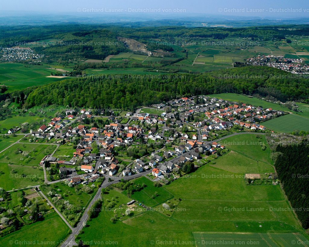 wfl__2606254.jpg | CLIMBACH 09.06.2006 Landwirtschaftliche Nutzflächen und Feldgrenzen  umsäumen das Siedlungsgebiet des Dorfes in Climbach im Bundesland Hessen, Deutschland // Agricultural land and field boundaries surround the settlement area of the village  in Climbach in the state Hesse, Germany Foto: Gerhard Launer