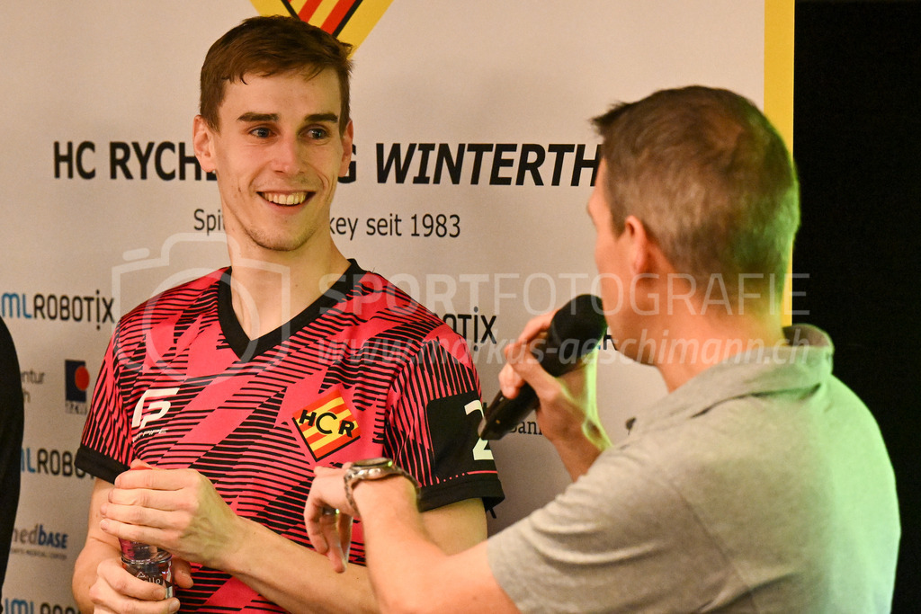 HC Rychenberg vs Basel Regio - 19. November 2022 | HC Rychenberg vs Basel Regio
AXA Arena, Winterthur
Nicola Bischofberger (#2 HC Rychenberg) beim Interview mit Sam Wille.
Bild: Sportfotografie Markus Aeschimann | www.markus-aeschimann.ch - Realisiert mit Pictrs.com