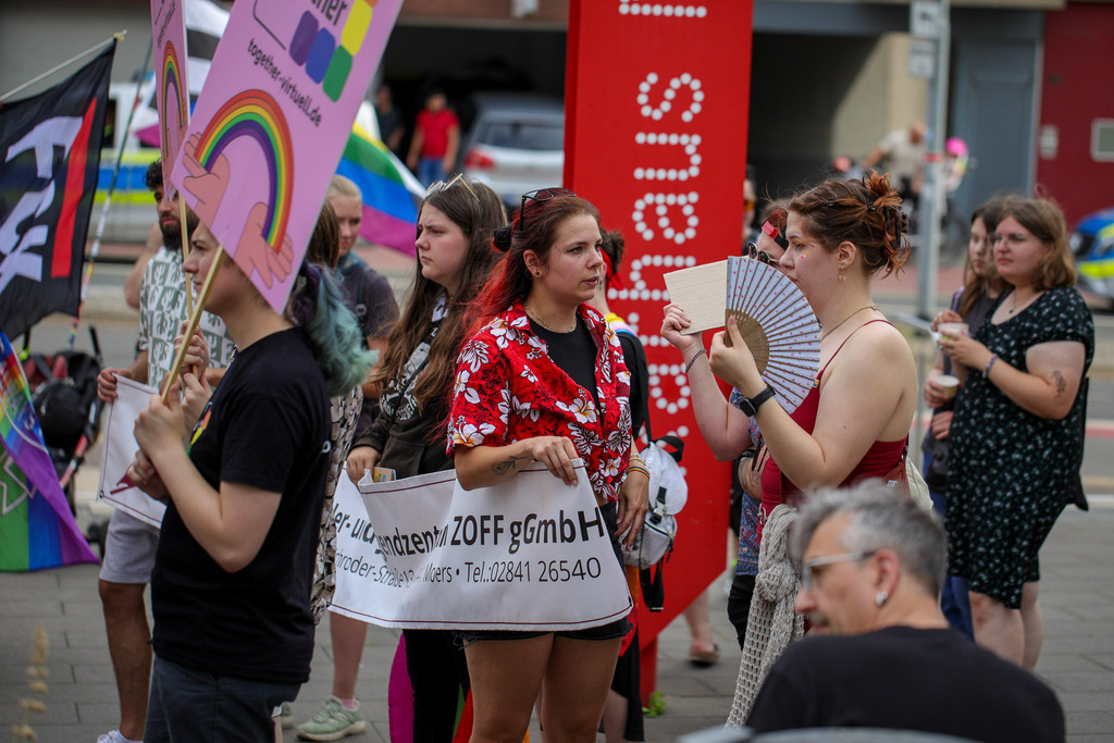 CSD_Moers_190725_104 | Bildergalerie von Sport-Ereignissen aber auch von weiteren spannenden Dingen - nicht nur vom Niederrhein. In Anlehnung an den bekannten Spruch von Hanns Dieter Hüsch heißt das Motto: "Niederrhein ist überall".  - Realisiert mit Pictrs.com