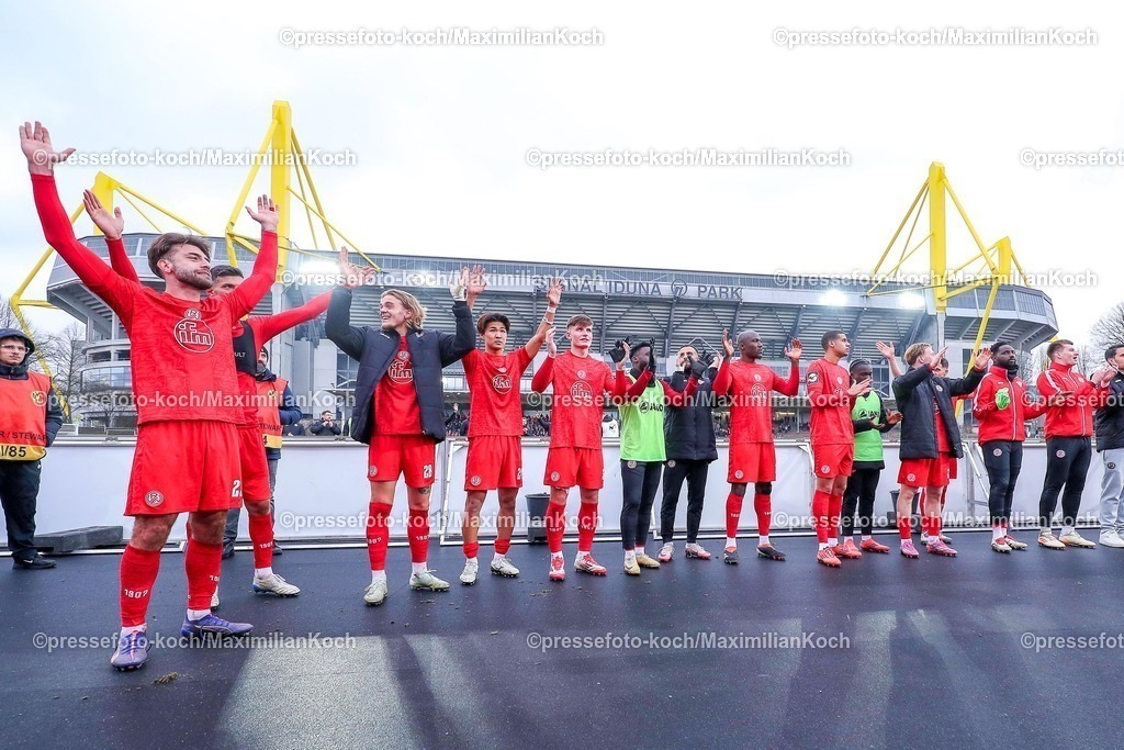 BVBII01032501054 | 2025.03.01, Fußball, 3.Liga, Borussia Dortmund II - Rot-Weiss Essen, Stadion Rote Erde, Saison 2024 2025: Abschlussjubel nach dem 1:0 Sieg für Essen. Die Mannschaft feiert gemeinsam Arm in Arm vor den Fans. Jose-Enrique Rios Alonso (RWE #23), Klaus Gjasula (RWE #5), Tom Moustier (RWE #28), Kaito Mizuta (RWE #24) und Matti Wagner (RWE #3)