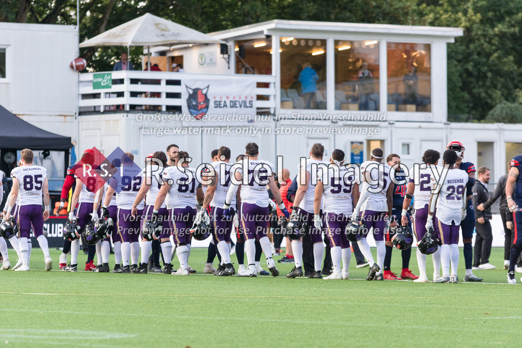 RS-1-004142 | Gäste und Gastgeber reichen sich nach dem Spiel die Hand.