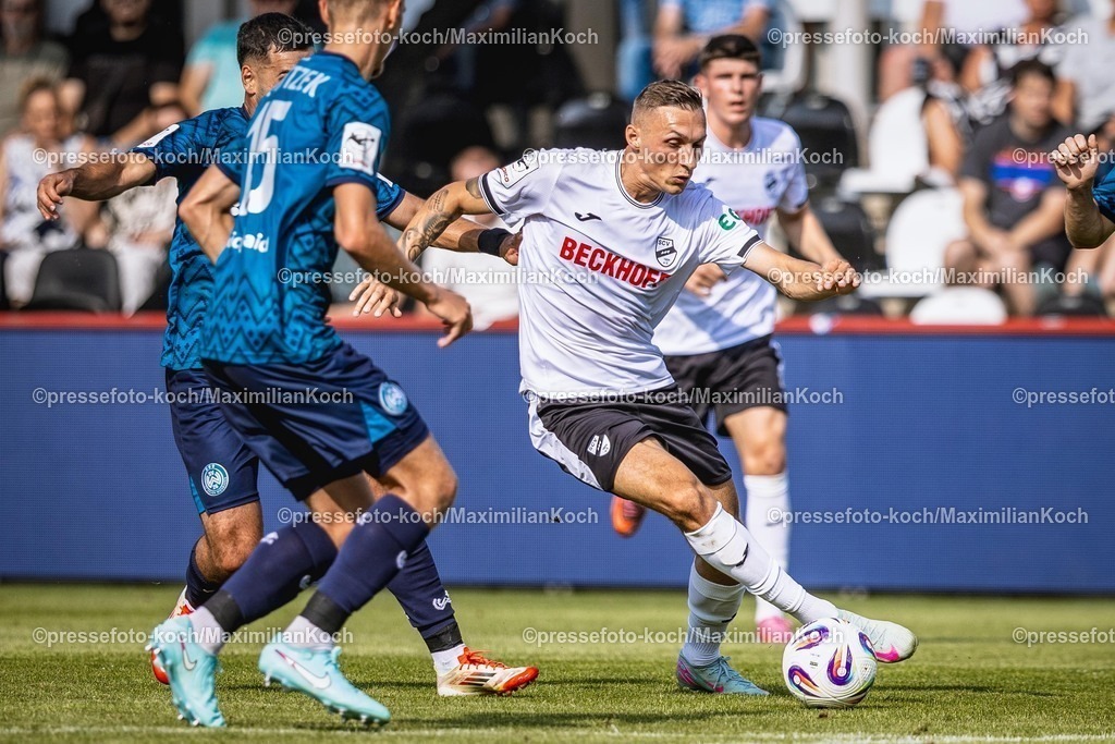 xkwix09082502030 | 09.08.2025, xkwix, Fußball, Liga3, SC Verl - SV Wehen Wiesbaden, Sportclub Arena: Dominik Steczyk (SC Verl #11) im Zweikampf gegen Justin Janitzek (SV Wehen Wiesbaden #15)