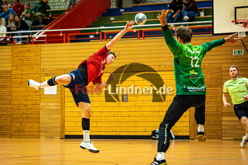 TSV Weiheim gegen TSV Herrsching II | Handball Bezirksoberliga Herren 2025/26, TSV Weiheim gegen TSV Herrsching II, 20251025,Torwurf Luca Philip KESSEL (TSV Weilheim 18),2025-10-25 in Weilheim (Jahnhalle)Luca Philip KESSEL (TSV Weilheim 18), Leonhard ACKERMANN (TSV Herrsching II 12)Copyright: WolfgangxLindner
